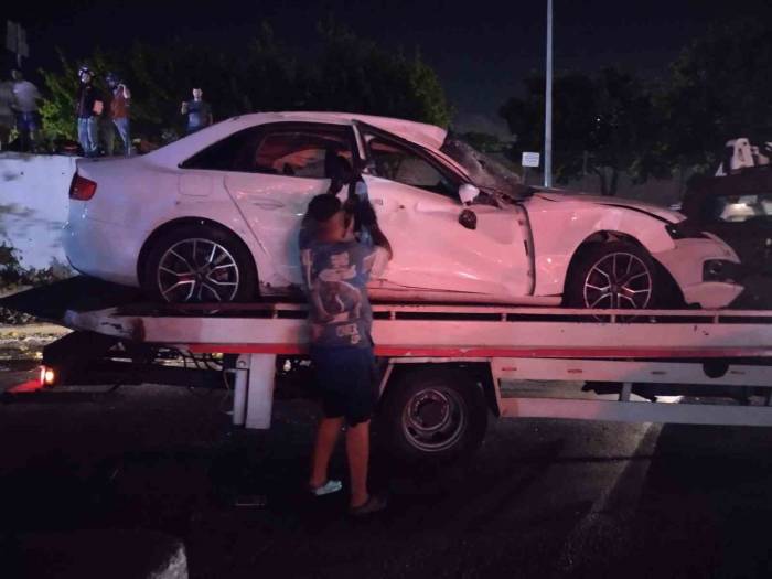 Pendik’te Kontrolden Çıkan Otomobil Bariyeri Aşıp Yola Devrildi