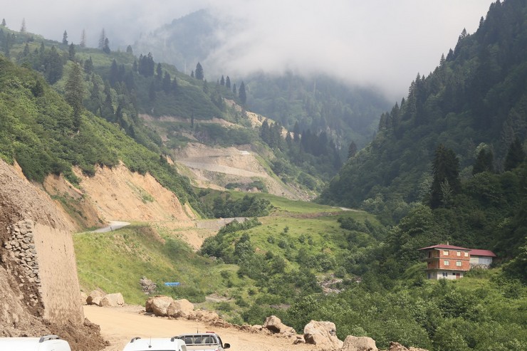 rize-belediye-baskani-rahmi-metin-cagrankayada-yapilacak-sel-kapani-golet-projesi-saha-calismalarini-yerinde-inceledi-6.jpg