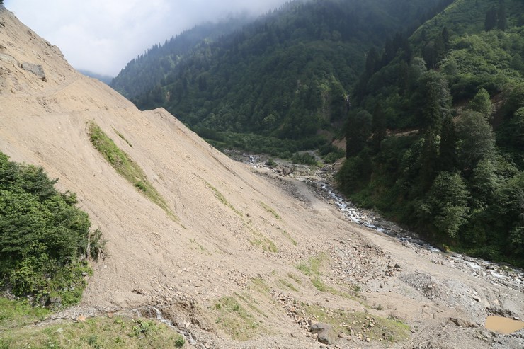 rize-belediye-baskani-rahmi-metin-cagrankayada-yapilacak-sel-kapani-golet-projesi-saha-calismalarini-yerinde-inceledi-9.jpg