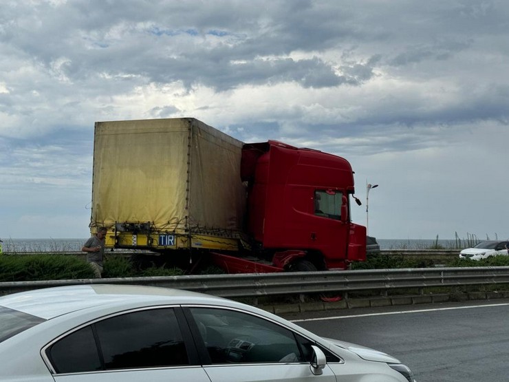 rizenin-pazar-ilcesinde-meydana-gelen-kazada-tir-orta-refuje-cikti-kazada-tir-soforu-yaralandi-2.jpg