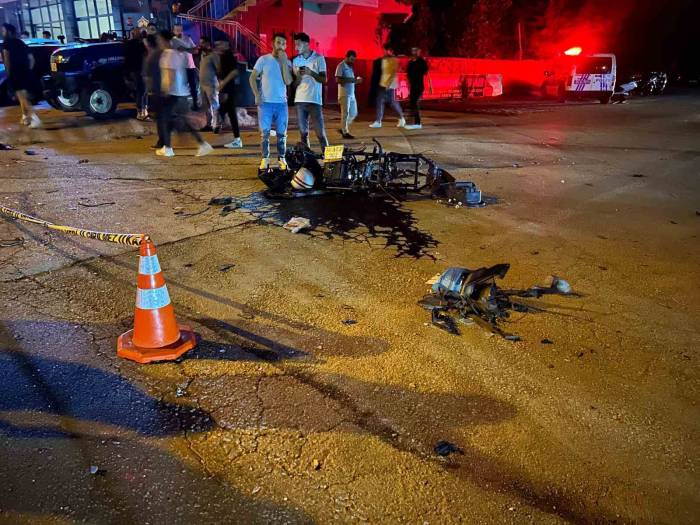 Kontrolden Çıkan Otomobil Karşı Şeride Geçip Motosiklete Çarptı: 2 Ağır Yaralı