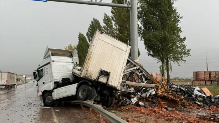 Makaslayan Tırın Dorsesi Hurdaya Döndü: Sürücü Yara Almadan Kurtuldu