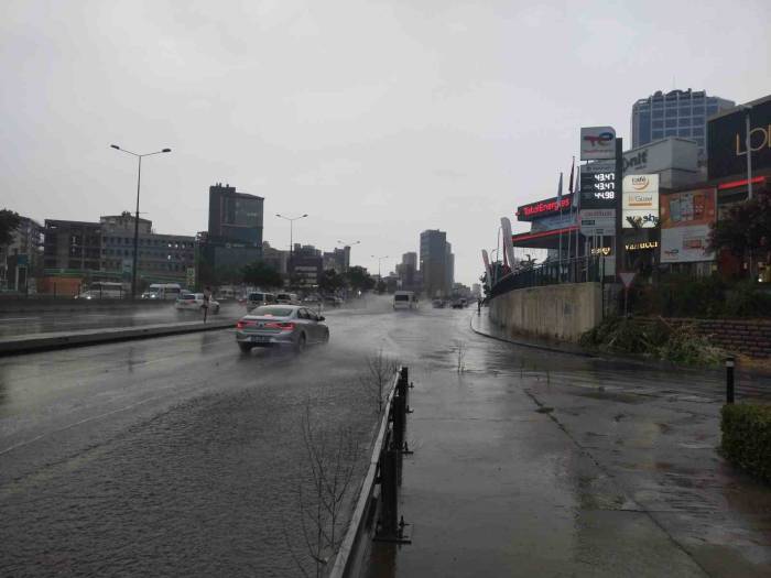 İstanbul Hafta Sonuna Yağmurla Uyandı