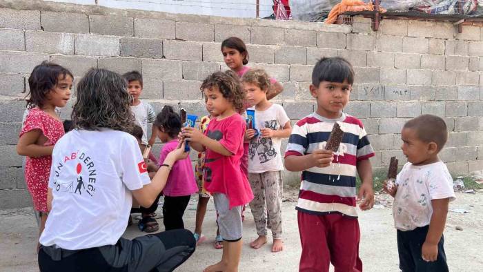Sıcaktan Bunalan Çocuklara Dondurma