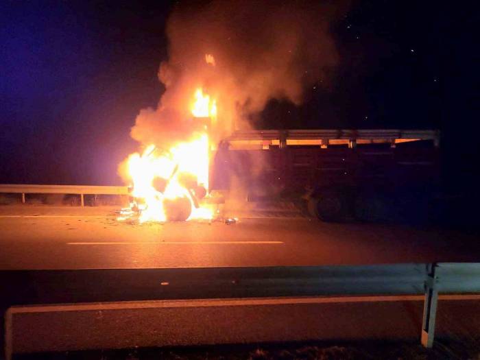 Alev Topuna Dönen Kamyon Küle Döndü