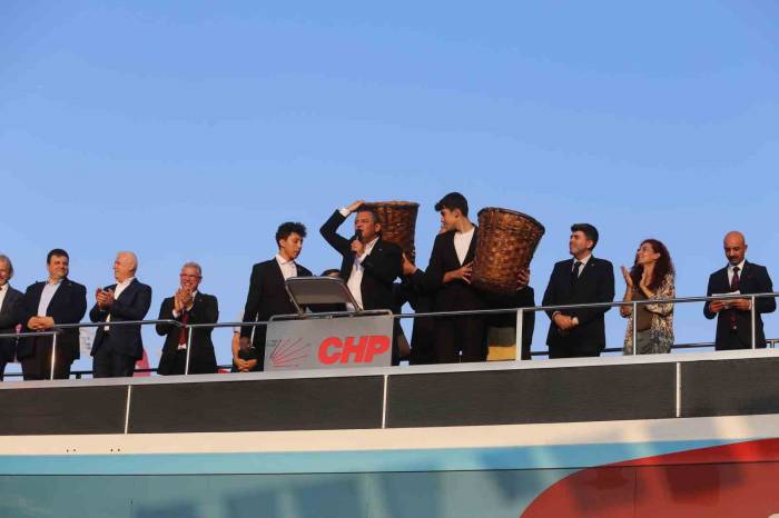 Özgür Ozel: “Küfeyi Benim Sırtıma Ver. Ben Taşırım”