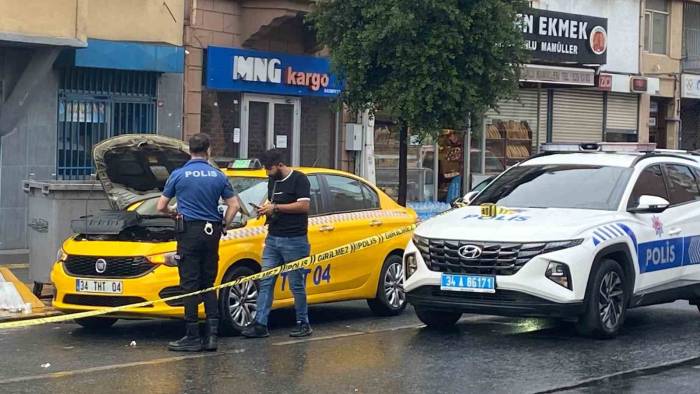 Beyoğlu’nda Bir Şahıs Caddede Rastgele Ateş Açtı, Kurşunlar Bir Ticari Taksiye İsabet Etti