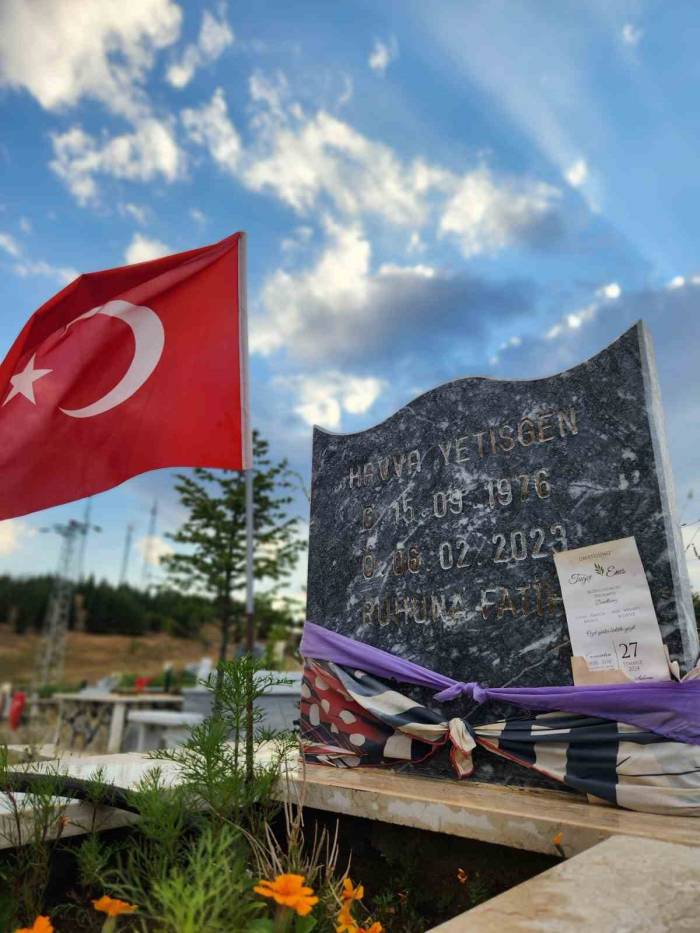 Depremde Kaybettiği Annesinin Mezarına Düğün Davetiyesi Bıraktı, Kına Gecesi Yürekleri Isıttı