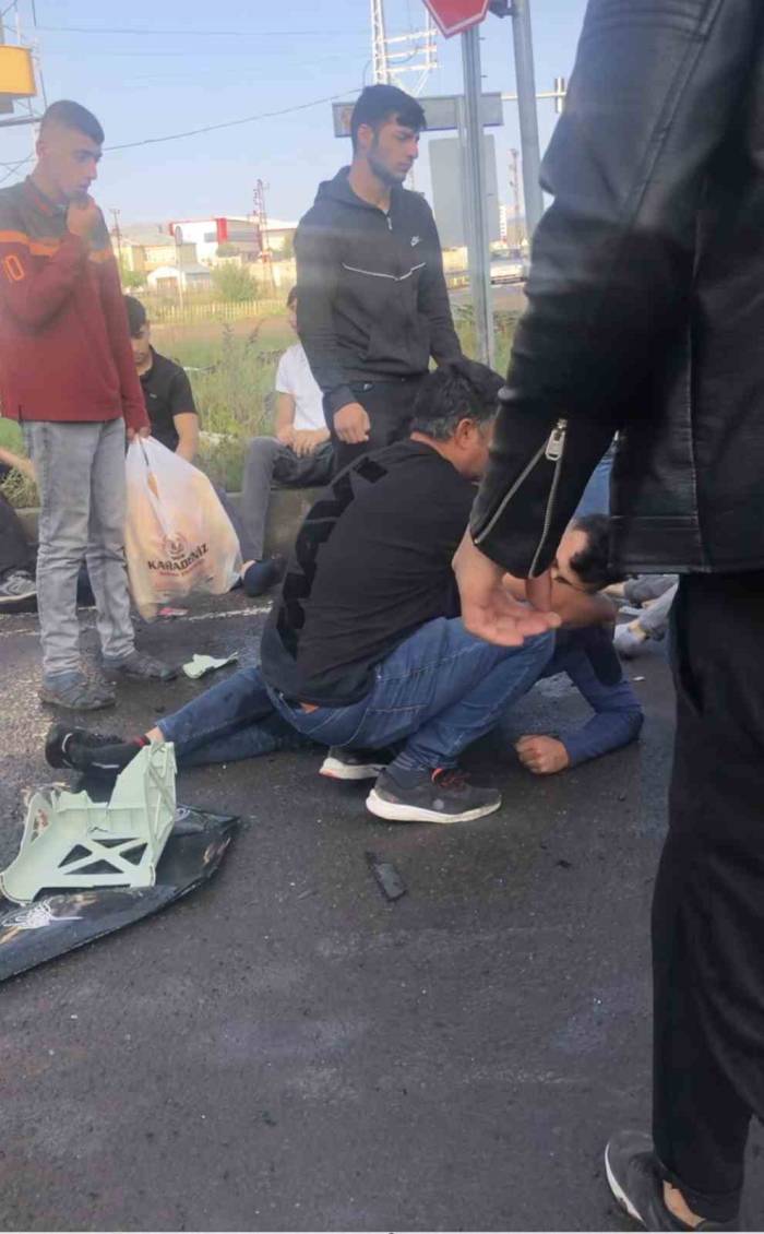 Kars’ta Kazada Can Pazarı... Minibüsle Otomobil Çarpıştı: 3’ü Ağır 8 Yaralı