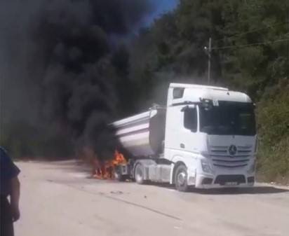 Sinop’ta Hafriyat Yüklü Kamyon Alev Aldı