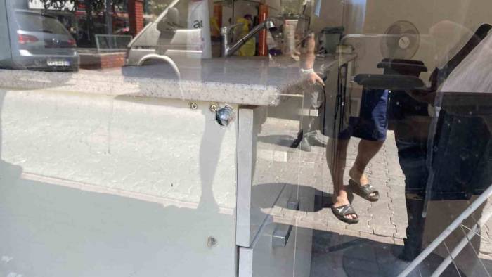 Camdaki Çatlaklar Polis Ekiplerini Harekete Geçirdi