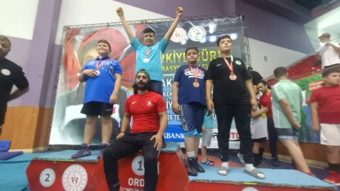 Ümraniye’nin Güreş Yıldızları’ndan Çifte Başarı