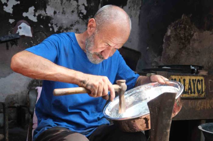 Adana’da Kalaycı Ailenin 4. Kuşak Temsilcisi Mesleğini Severek Sürdürüyor