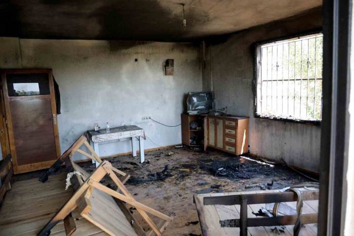 Orman Yangınında Evi Yanan Yaşlı Adam: "İyi Kötü Bir Ev Yapmıştık"