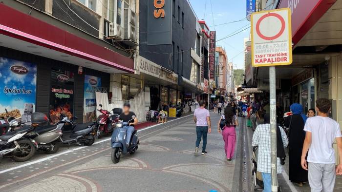 Uyarı Levhalarını Dikkate Almayan Motosiklet Sürücülerine Esnaf Ve Vatandaşlardan Tepki