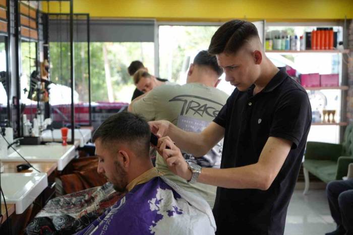 Berber Ve Kuaför Dükkanını Tatil Gününde Açan Esnafa 9 Bin Lira Ceza