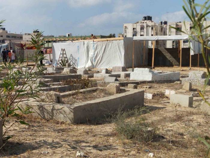 Mezarlıklar, Gazze Şeridi’nde Yerinden Edilmiş Filistinlilere Sığınak Oldu