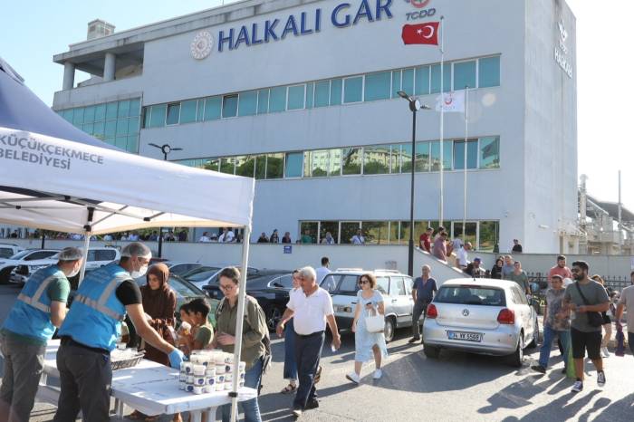 Küçükçekmece Belediye Başkanı Kemal Çebi Vatandaşlara Aşure İkramında Bulundu