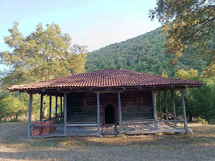 219 Yıllık Ahşap Caminin Çivileri Bile Ahşap