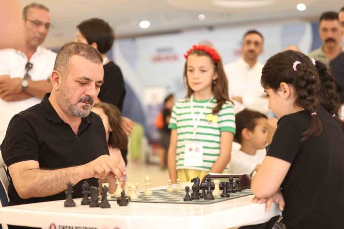 Sincan Satranç Turnuvasında Şampiyonlar Başkan Ercan’ın Elinden Ödül Aldı
