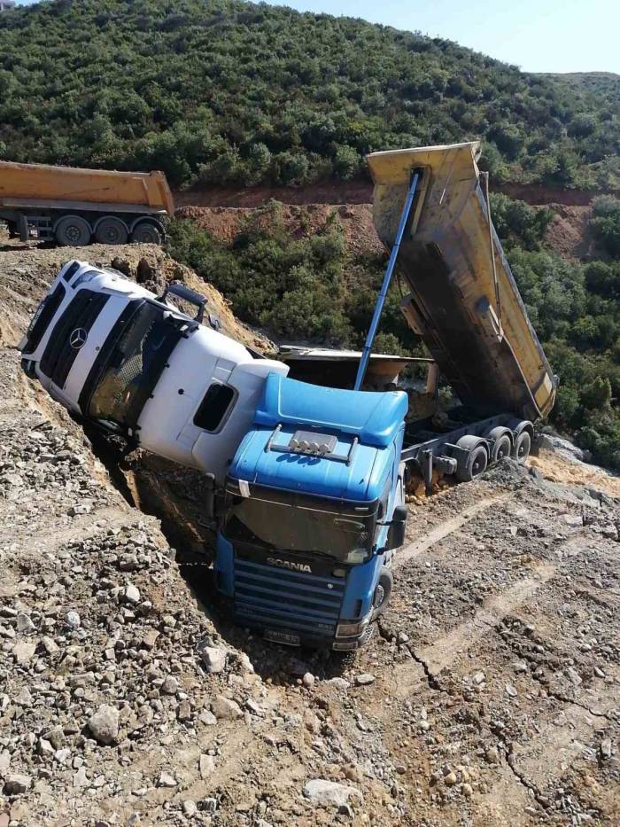 Sultangazi’de Döküm Sahasında Faciadan Dönüldü: 3 Hafriyat Kamyonu Boşluğa Düştü,
