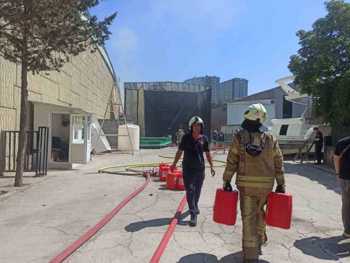 Tuzla’da Yat İmalathanesinde Yangın Çıktı