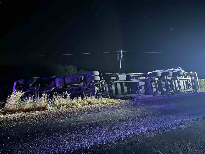 Virajı Alamayan Tır Devrildi: 5 Yaralı