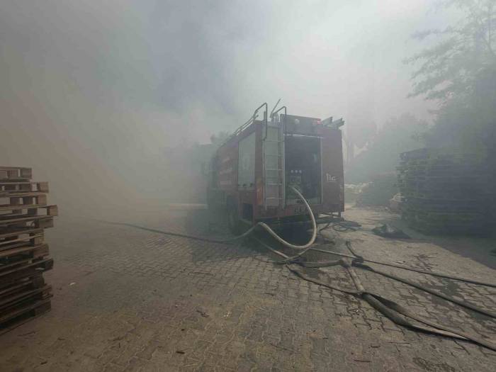 Akhisar Sanayi Sitesindeki Yangın Korkuttu