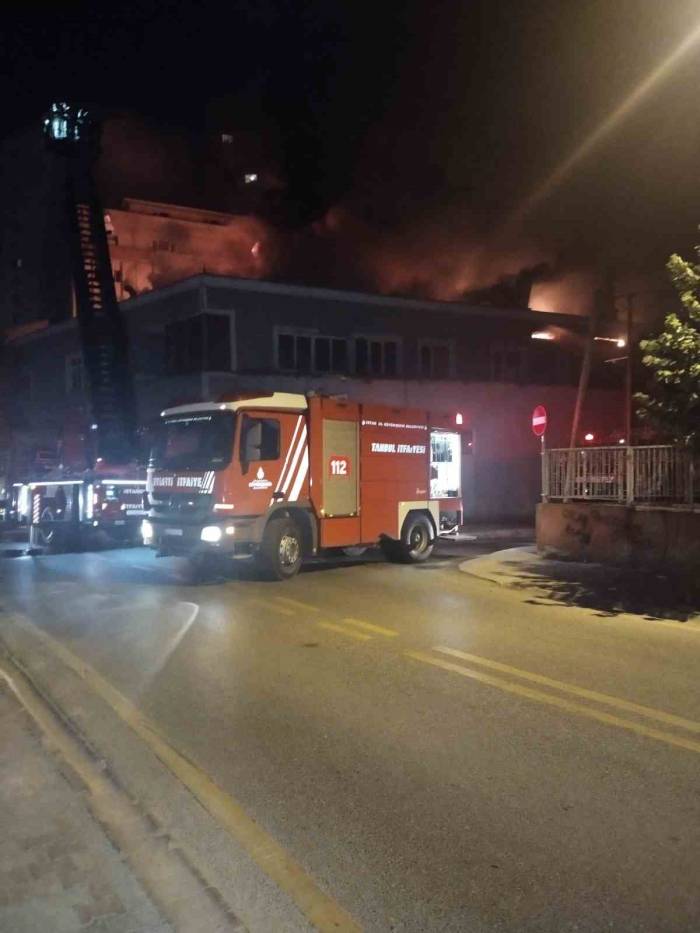 Ümraniye’de Mobilya İmalathanesinin Çatısı Alev Alev Yandı