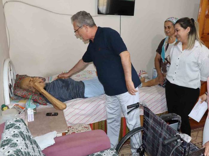 Başkan Tetik, Kendi Elleri İle Tekerlekli Sandalyeyi Teslim Etti