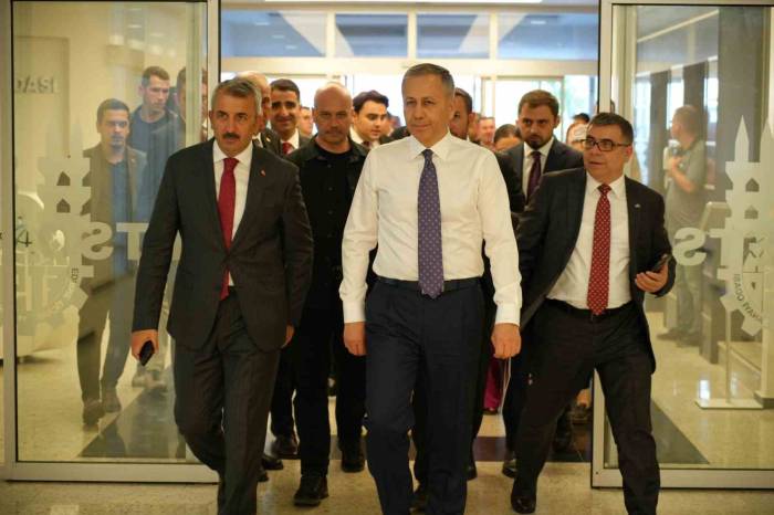 Bakan Yerlikaya, Haniye İçin Kılınan Gıyabi Cenaze Namazına Katıldı