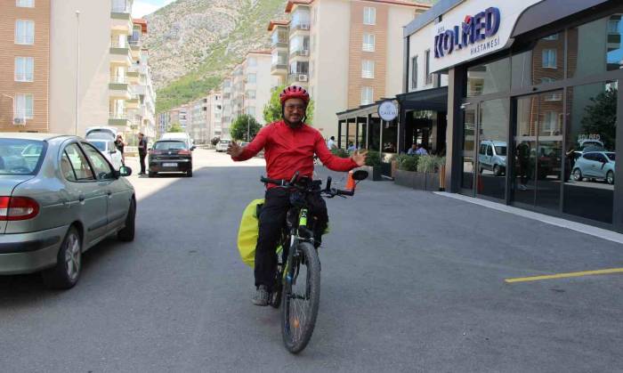 Üç Ülkeyi Bisikletle Dolaşarak 16 Kilo Verdi