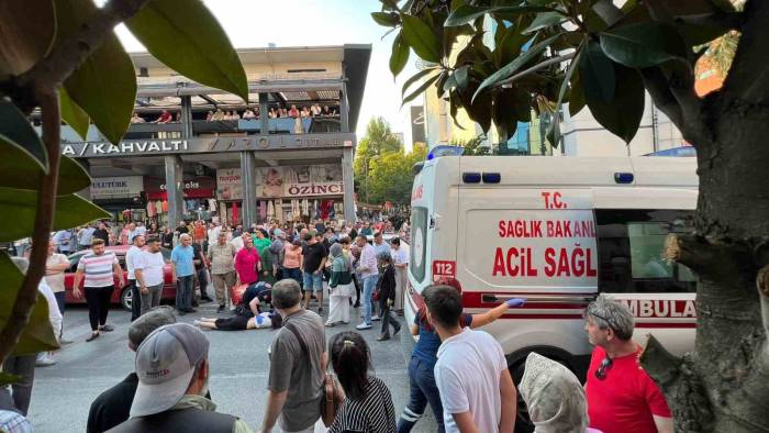 Yaya Geçidinden Karşıya Geçen Kadına Araba Çarptı