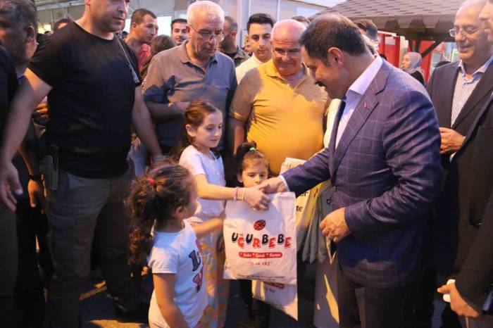 Depremin Vurduğu Hatay’da Prefabrik Çarşı Esnafı 400 Depremzede Çocuğa Hediye Dağıttı