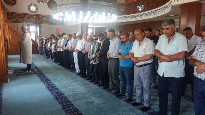 Haniye İçin Ahlat’taki Camilerde Gıyabi Cenaze Namazı Kılındı