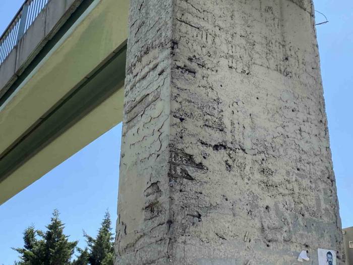 Avcılar’da Tem Otoyolu Üzerindeki Üst Geçit Tehlike Saçıyor