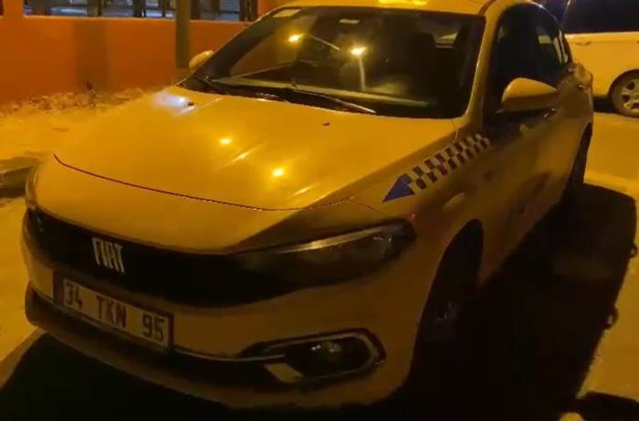 Esenyurt’ta Ticari Taksiyi Kaldırımda Sürdü: O Anlar Kamerada