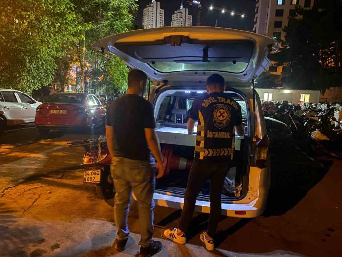 Kaldırımda Motosiklet Kullanan Ehliyetsiz Sürücüye Ve Araç Sahibine Ceza Yağdı