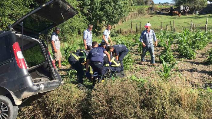 Hafif Ticari Araç Sulama Kanalına Devrildi: 1 Ağır Yaralı
