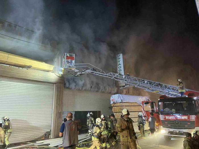 Başakşehir’de 2 Katlı Mobilya İmalathanesinde Korkutan Yangın