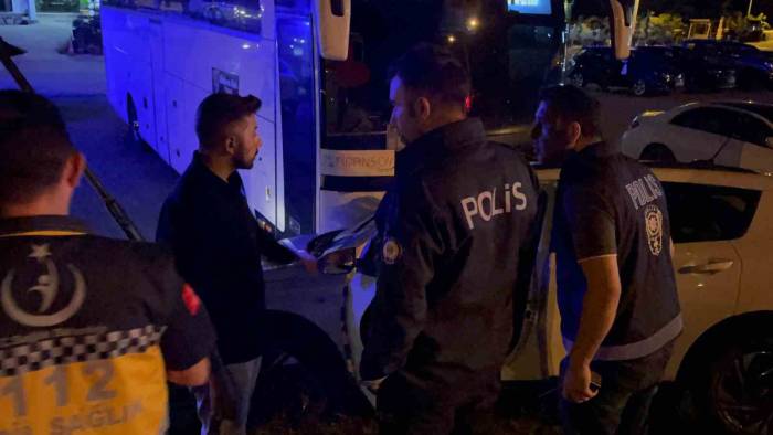 Uyuyakalan Otomobil Sürücüsü Yoldan Çıktı, Otoparka Daldı