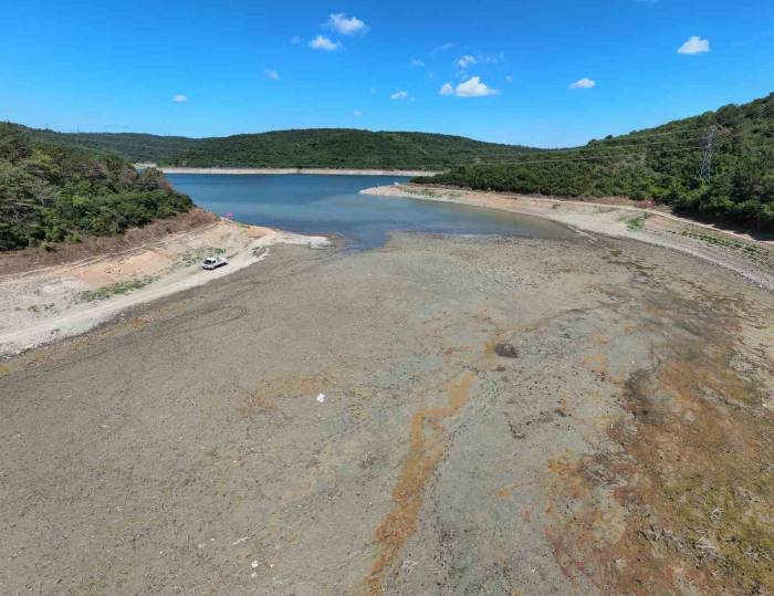 İstanbul’da Kuruyan Barajlar Piknik Alanı Oldu