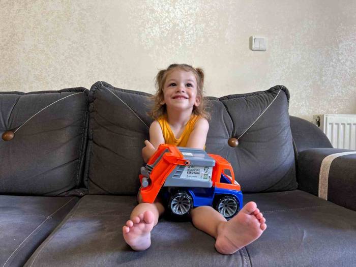 2.5 Yaşındaki Minik İnci Temizlik İşçilerini Her Gün Sabırsızlıkla Bekliyor