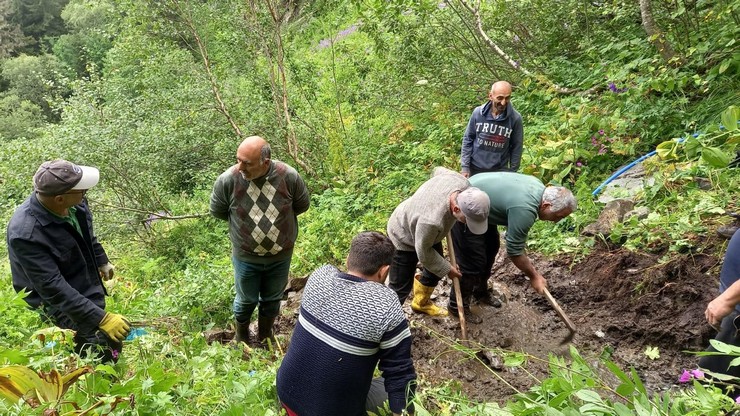 rizenin-camlihemsin-ilcesinde-300-kilogramlik-su-deposunu-yerlestirilecegi-yere-arac-yolu-olmayinca-koyluler-3-kilometre-boyunca-kalaslar-uzerinde-halatlar-ile-depoyu-cekerek-yerlestirecekleri-yere-goturdul-5.jpg