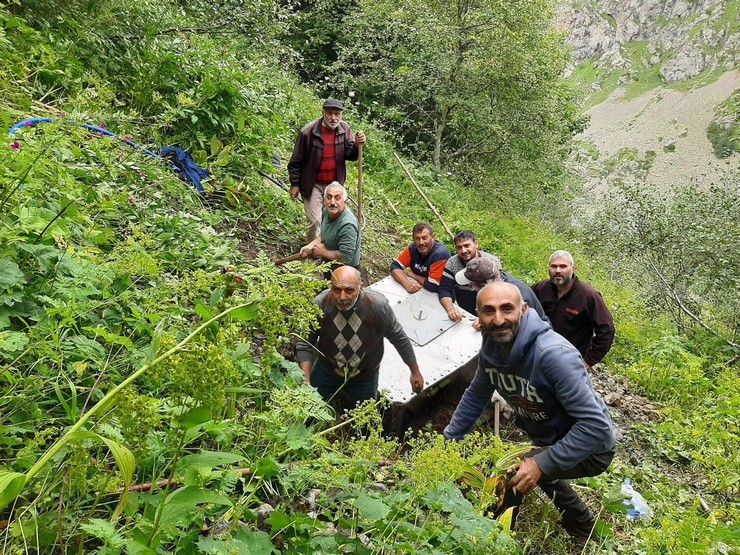 rizenin-camlihemsin-ilcesinde-300-kilogramlik-su-deposunu-yerlestirilecegi-yere-arac-yolu-olmayinca-koyluler-3-kilometre-boyunca-kalaslar-uzerinde-halatlar-ile-depoyu-cekerek-yerlestirecekleri-yere-goturduler-1.jpg