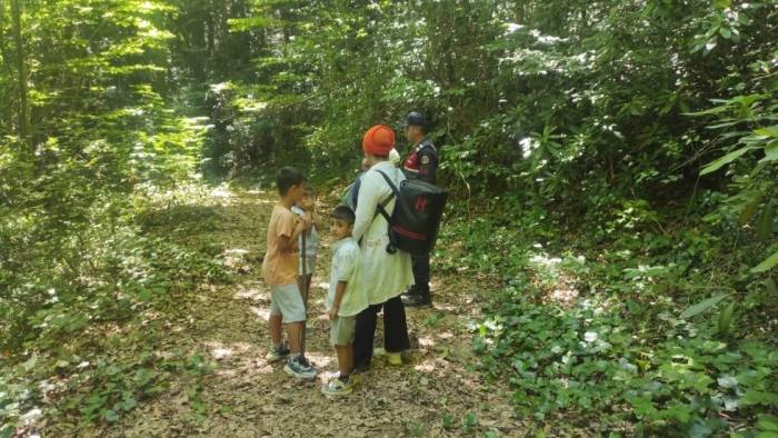 Ormanlık Alanda Yolunu Kaybeden 5 Kişiyi Jandarma Kurtardı