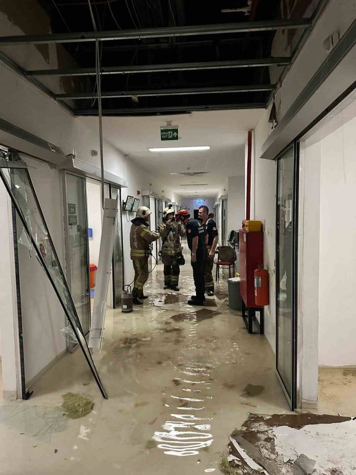 Hastanenin Yeni Doğan Ünitesinde Tavan Çöktü
