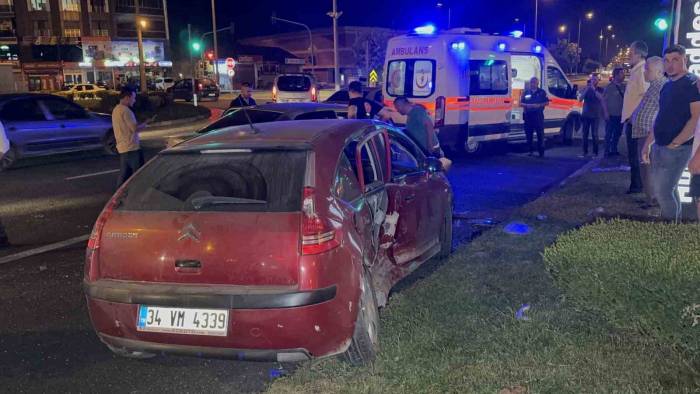 Kırmızı Işık İhlalinde 3 Araç Çarpıştı: 2 Yaralı