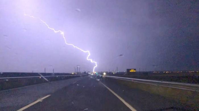 Kars’ta Gökyüzü Şimşeklerle Aydınlandı