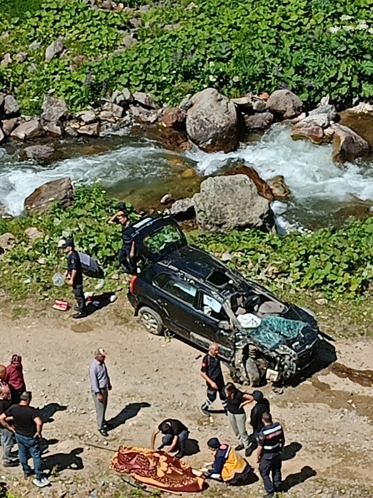 rizenin-cayeli-ilcesinde-meydana-gelen-trafik-kazasinda-ayni-aileden-2-kisi-hayatini-kaybetti-3-kisi-yaralandi-4.jpg